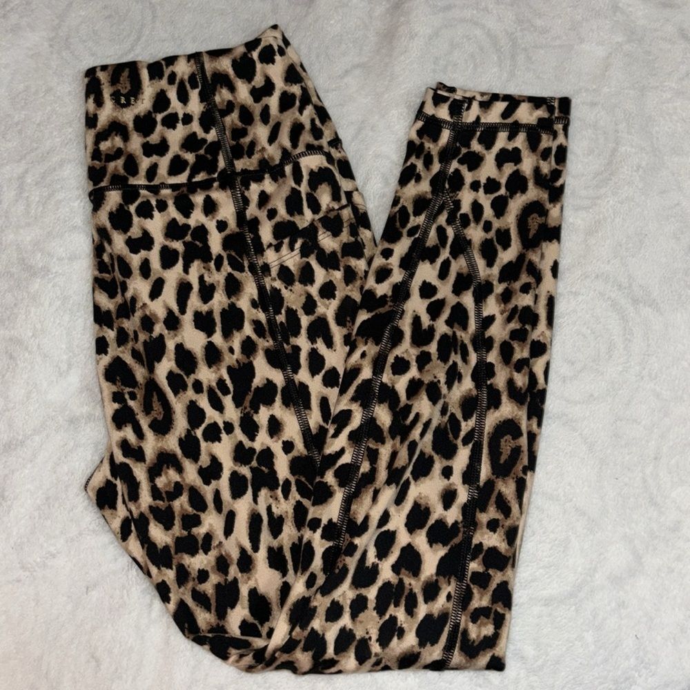 Victoria’s Secret leopard print leggings. Sz 8